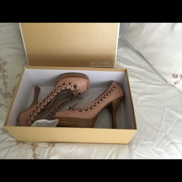 Pumps - Picture 1 of 3